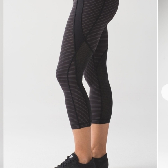 Lululemon | Conduit Crop Capri Leggings in Black Tonal Stripe - Picture 2 of 8